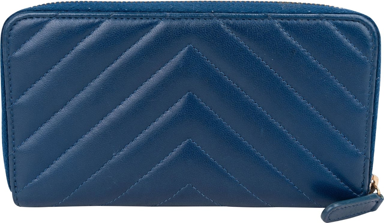 Chanel Quilted Leather Chevron Zip Around Wallet Blauw