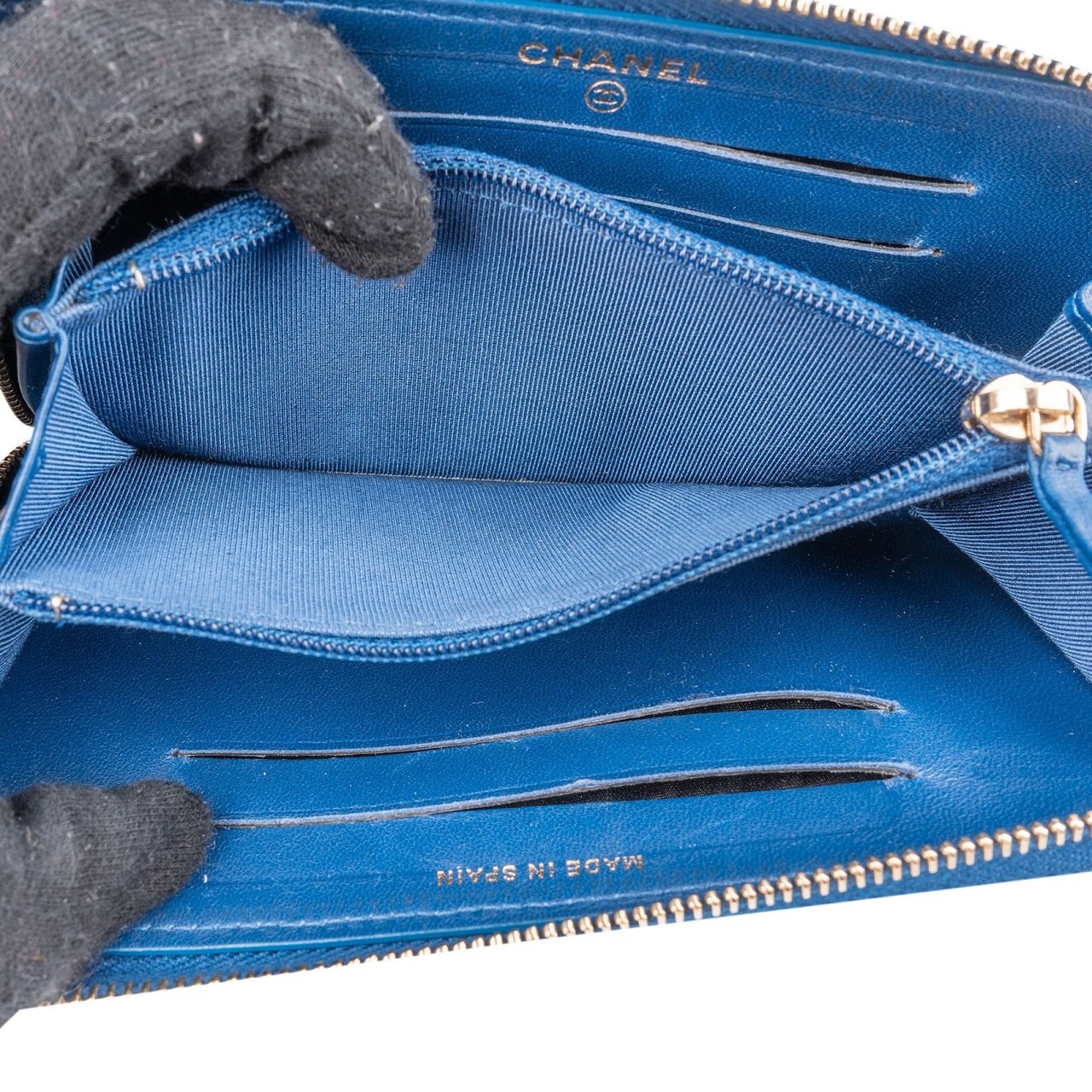 Chanel Quilted Leather Chevron Zip Around Wallet Blauw