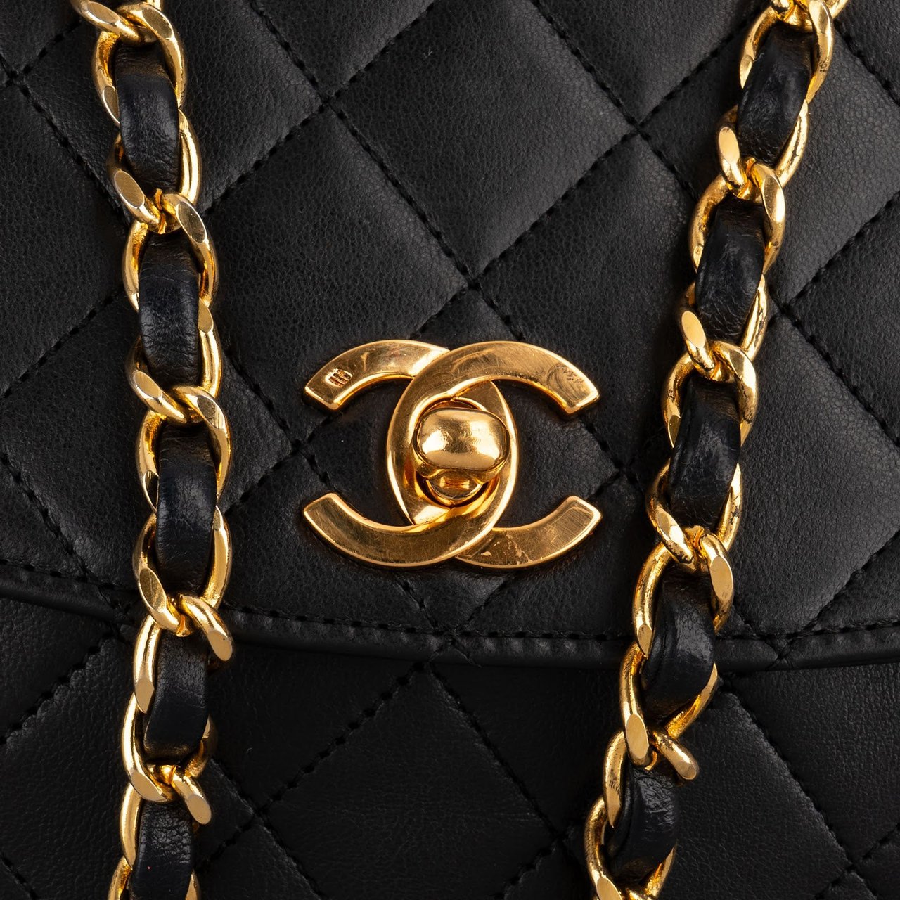 Chanel Quilted Lambskin 24K Gold Single Flap Shoulder Bag Zwart