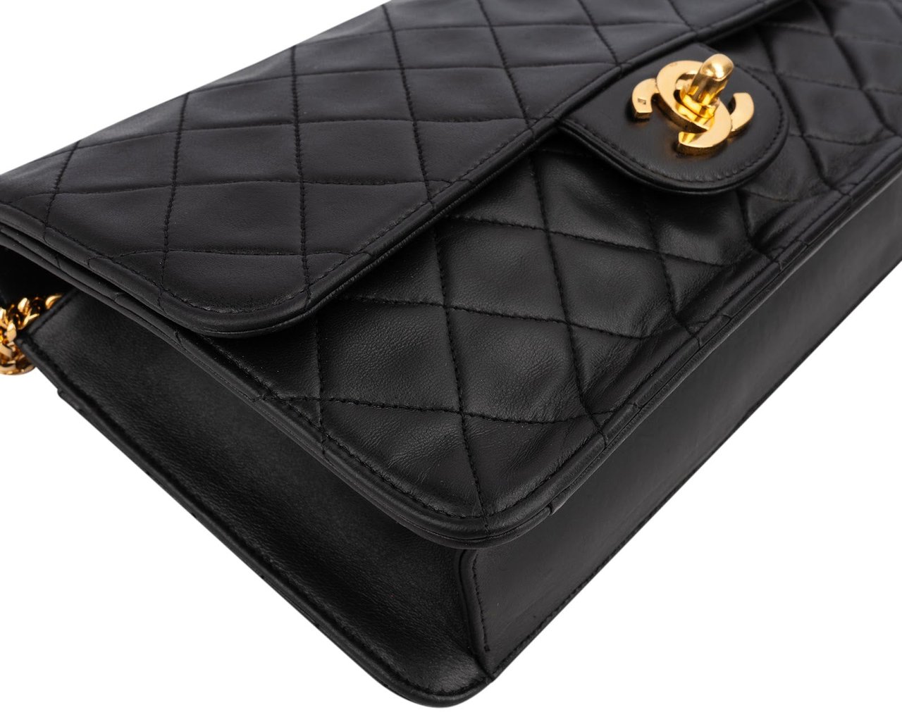 Chanel Quilted Lambskin 24K Gold Single Flap Crossbody Bag Zwart