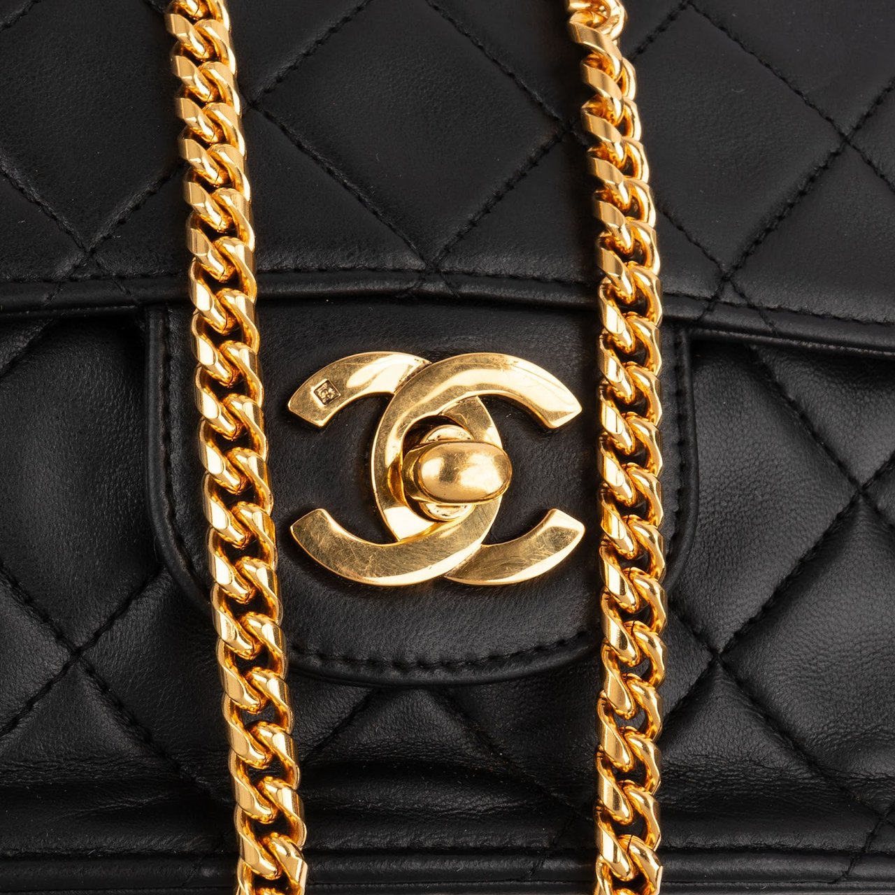 Chanel Quilted Lambskin 24K Gold Single Flap Crossbody Bag Zwart