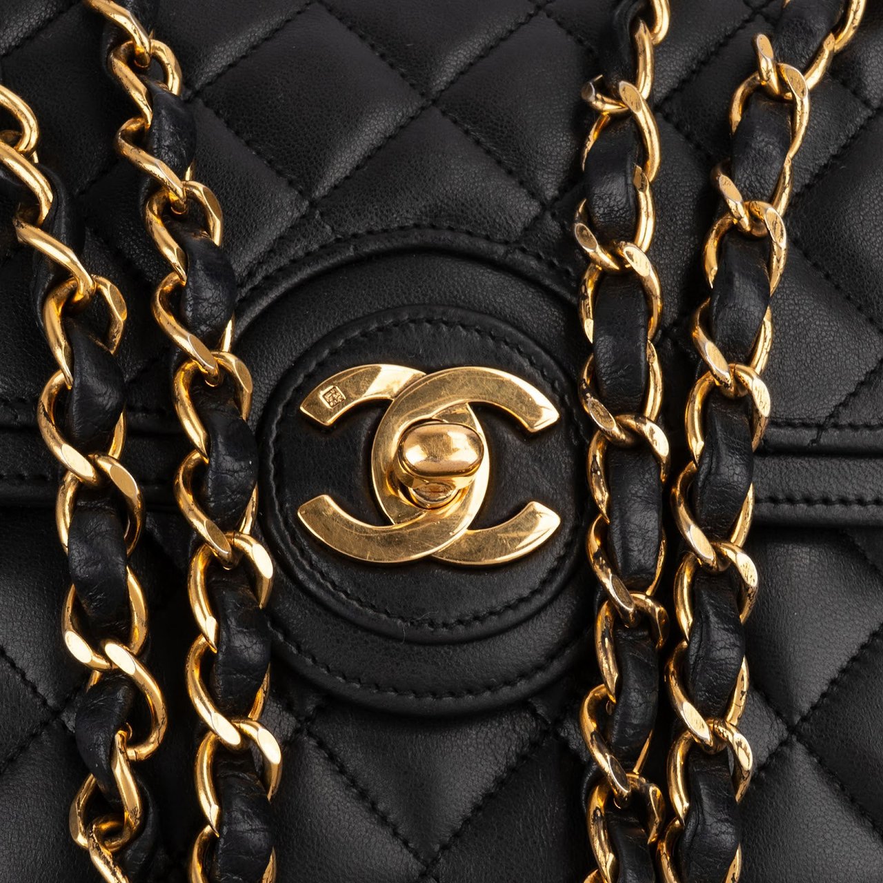 Chanel Quilted Lambskin 24K Gold Single Flap Shoulder Bag Zwart