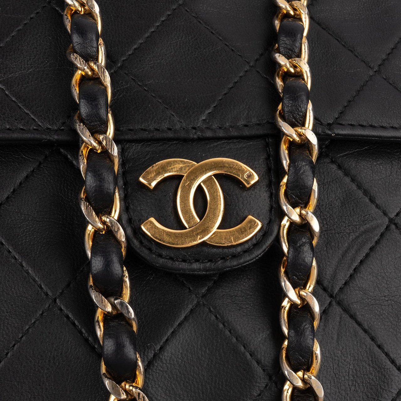 Chanel Quilted Lambskin 24K Gold Single Flap Shoulder Bag Zwart