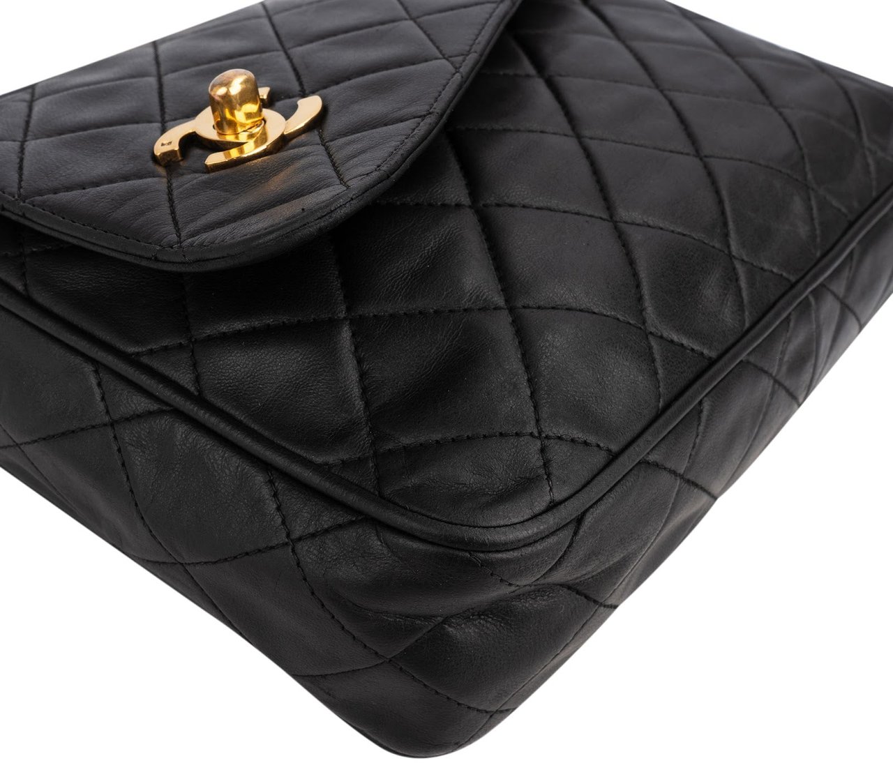 Chanel Quilted Lambskin Tassel Camera 24K Gold Crossbody Bag Zwart