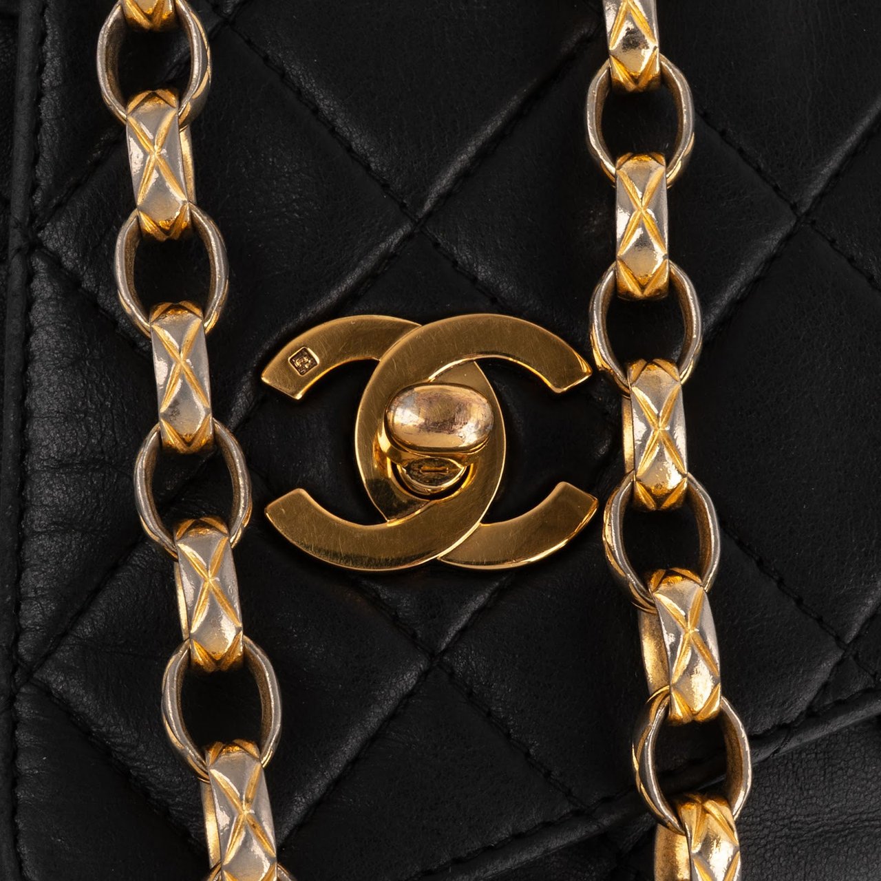 Chanel Quilted Lambskin Tassel Camera 24K Gold Crossbody Bag Zwart