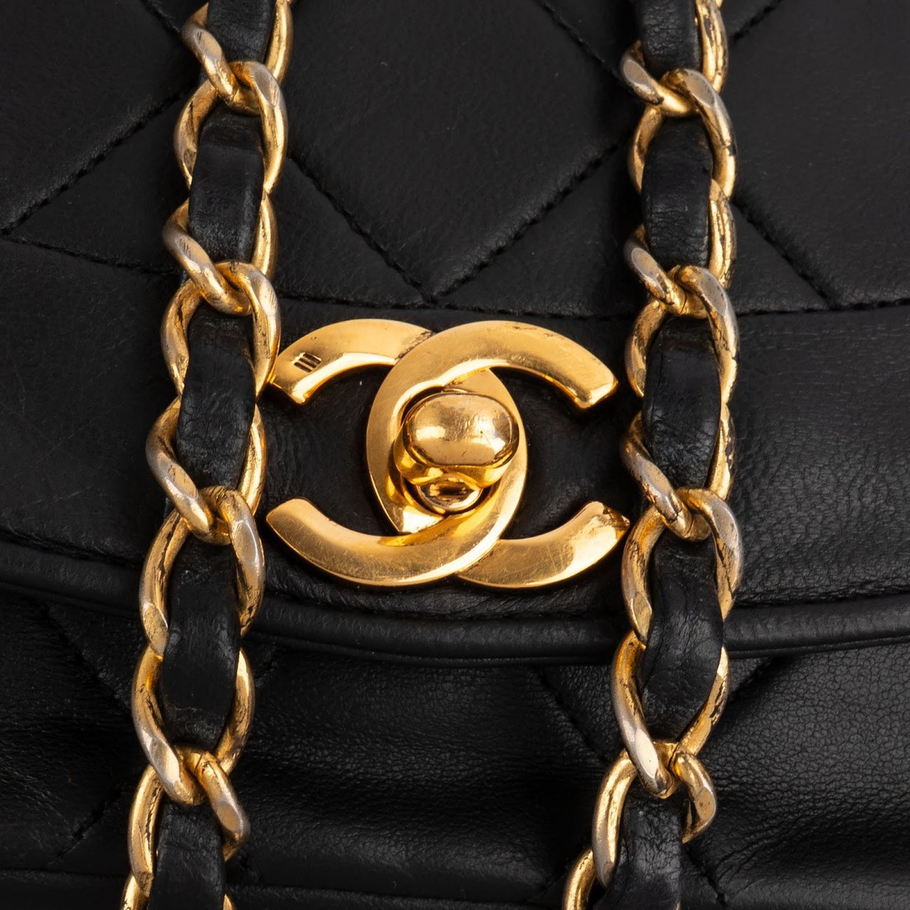 Chanel Quilted Lambskin 24K Gold Diana Small Single Flap Crossbody Bag Zwart