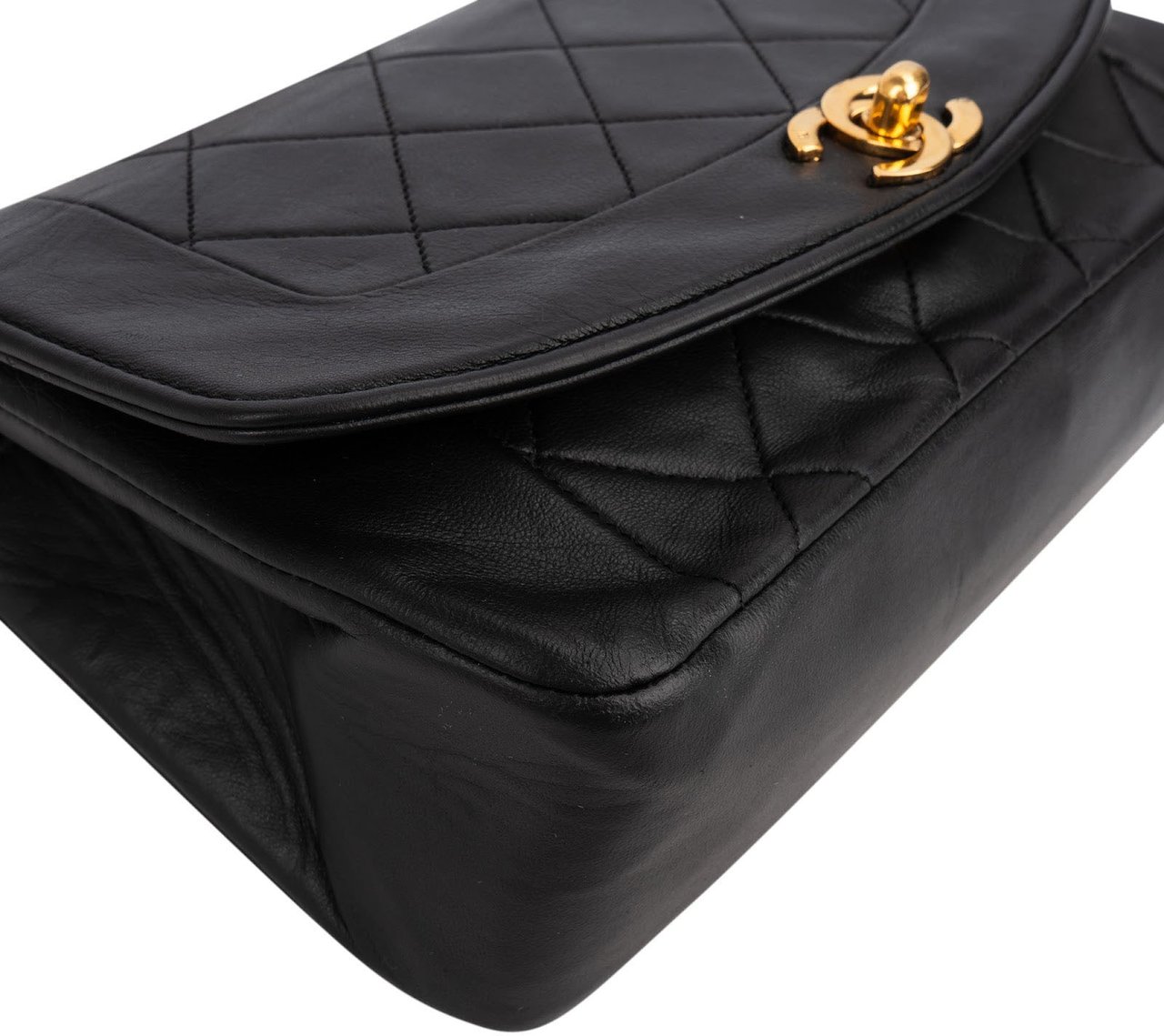Chanel Quilted Lambskin 24K Gold Diana Small Single Flap Crossbody Bag Zwart