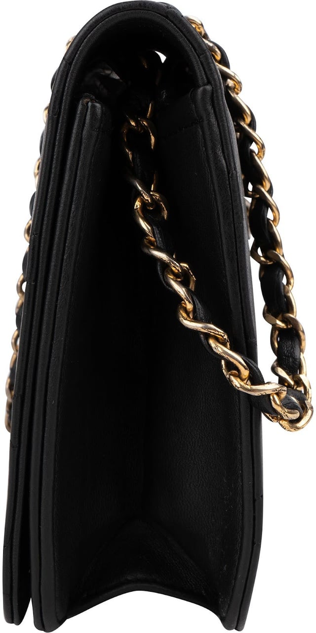 Chanel Quilted Lambskin 24K Gold Single Flap Crossbody Bag Zwart