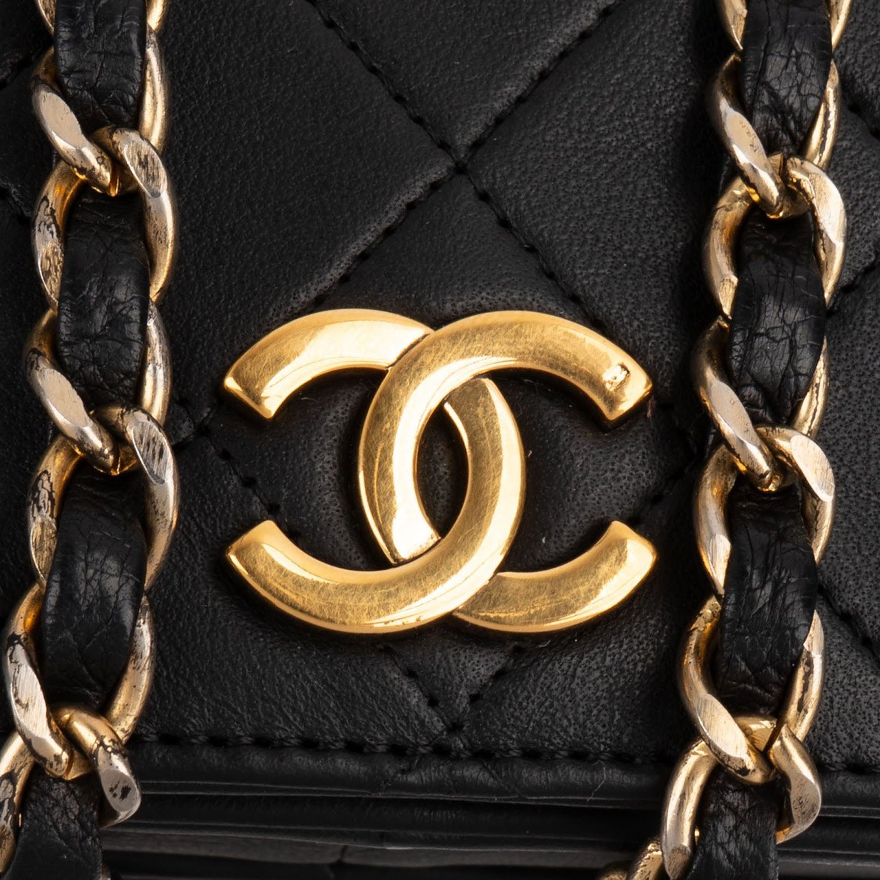 Chanel Quilted Lambskin 24K Gold Single Flap Crossbody Bag Zwart