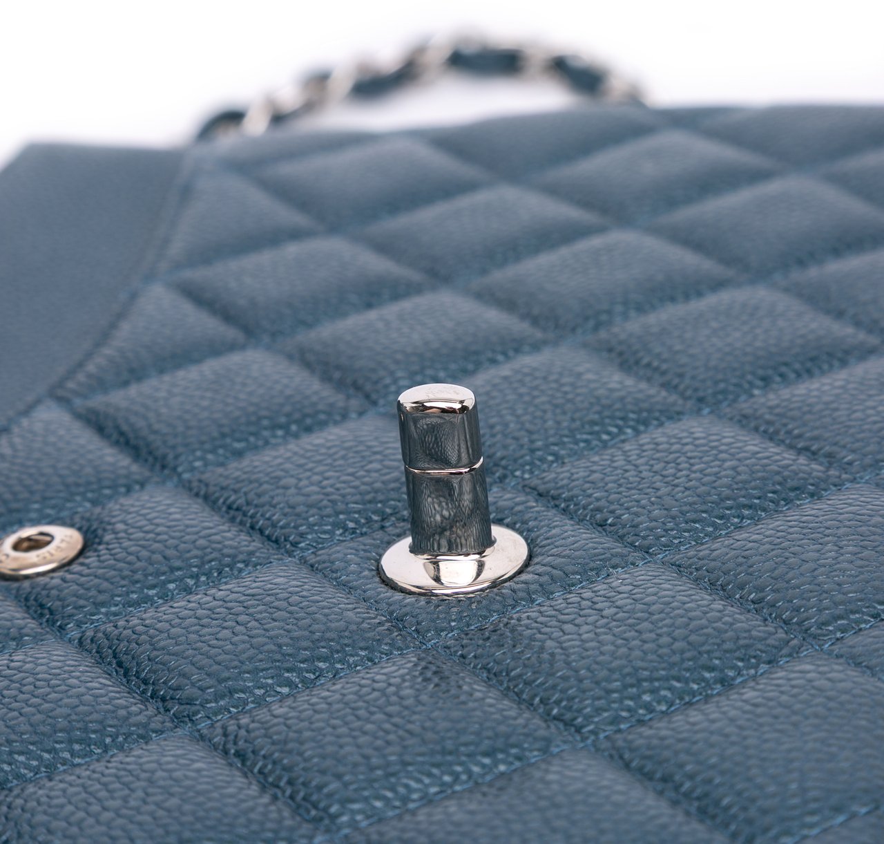 Chanel Jumbo Classic Iridescent Caviar Double Flap Blauw