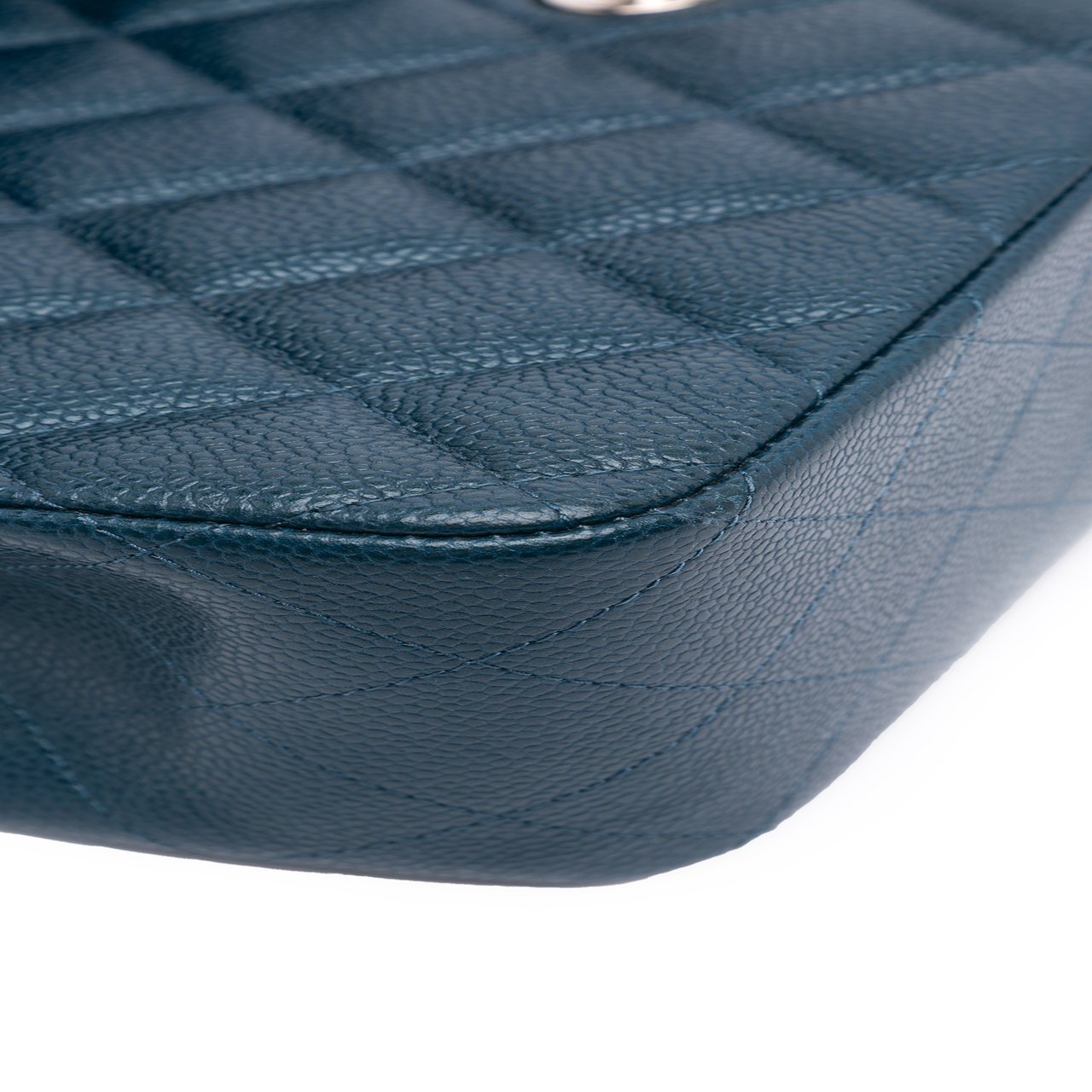 Chanel Jumbo Classic Iridescent Caviar Double Flap Blauw
