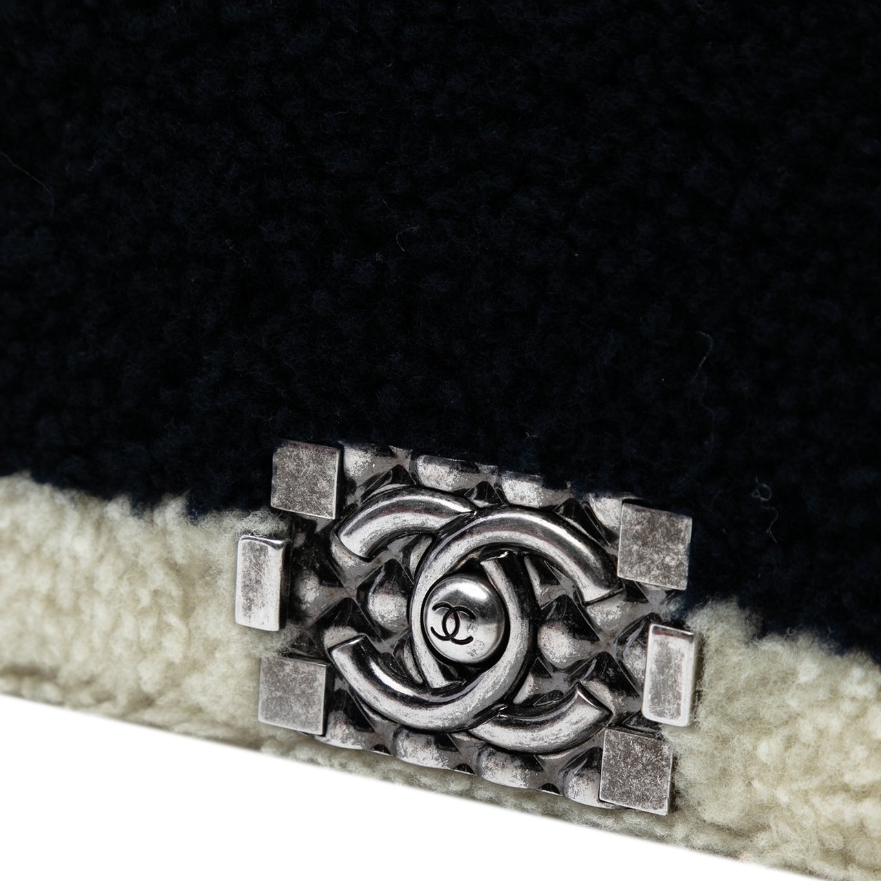 Chanel Old Medium Bicolor Shearling Boy Flap Zwart