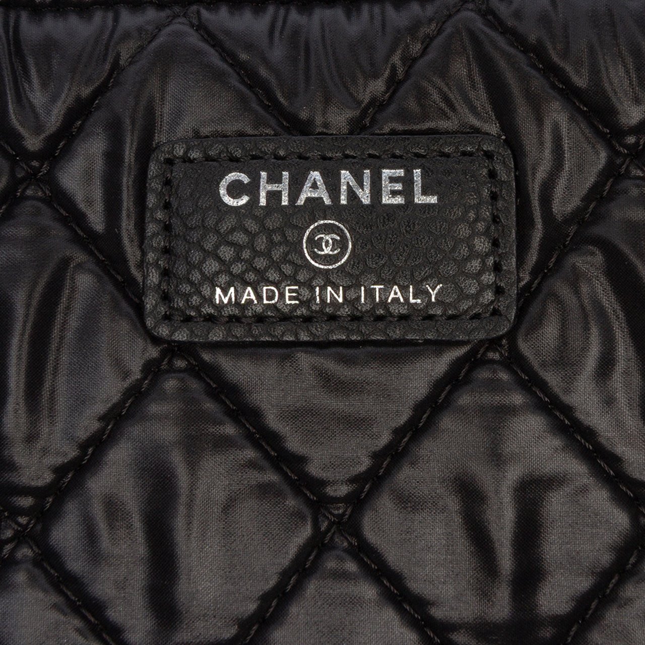 Chanel Large Quilted Caviar O Case Clutch Zwart