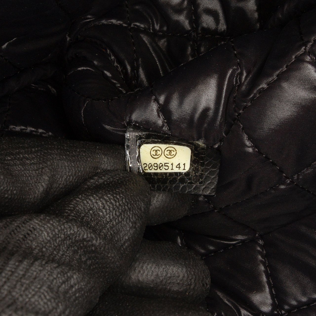 Chanel Large Quilted Caviar O Case Clutch Zwart