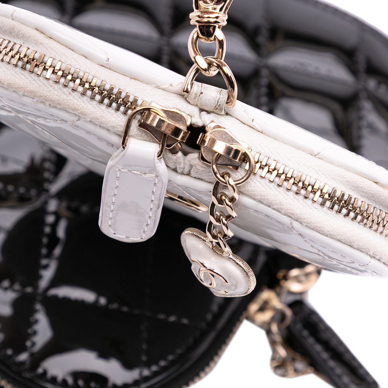 Chanel Quilted Patent Calfskin CC Heart Clutch With Chain Zwart