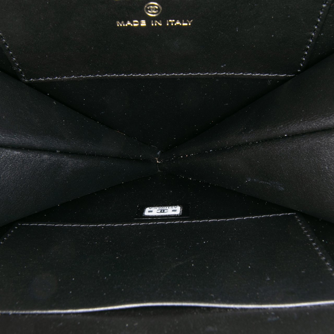 Chanel Quilted Patent Calfskin CC Heart Clutch With Chain Zwart