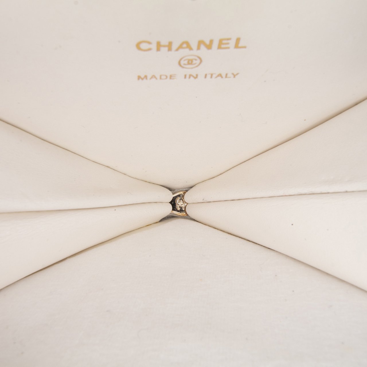 Chanel Quilted Patent Calfskin CC Heart Clutch With Chain Zwart