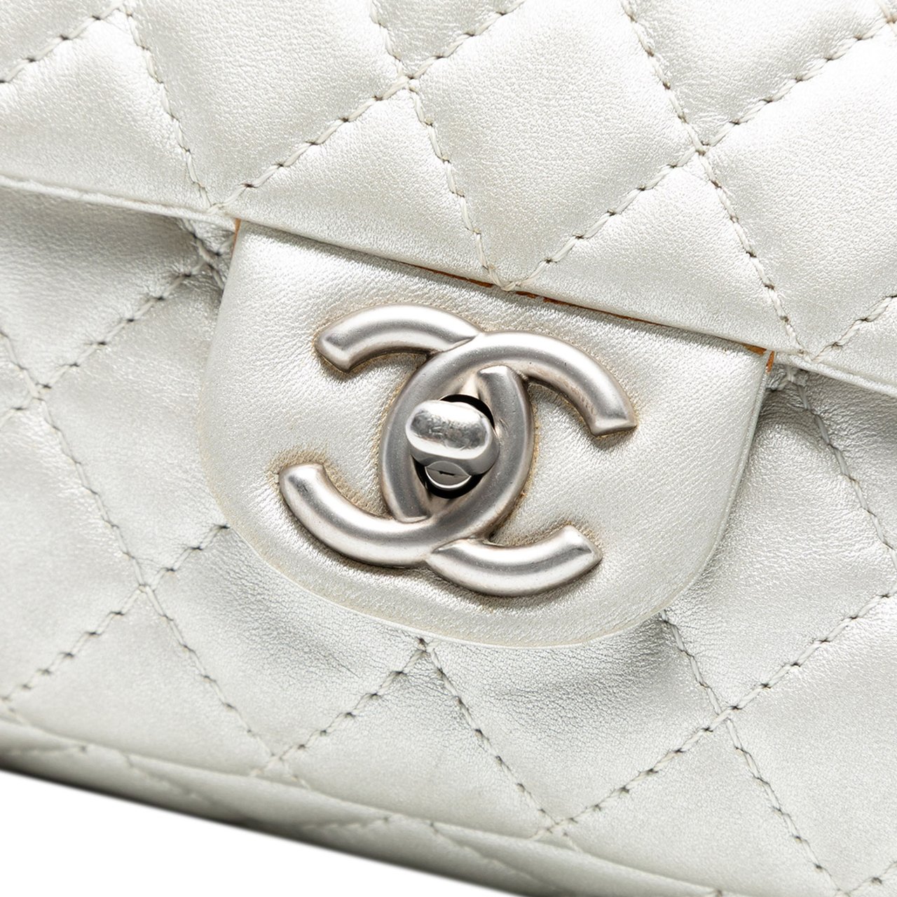 Chanel Medium Classic Lambskin Double Flap Zilver
