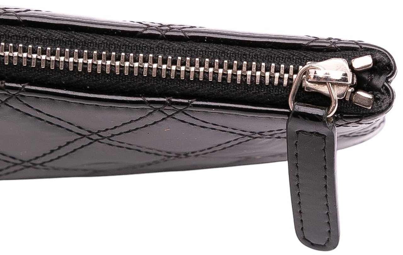 Chanel Medium Quilted Patent O Case Clutch Zwart
