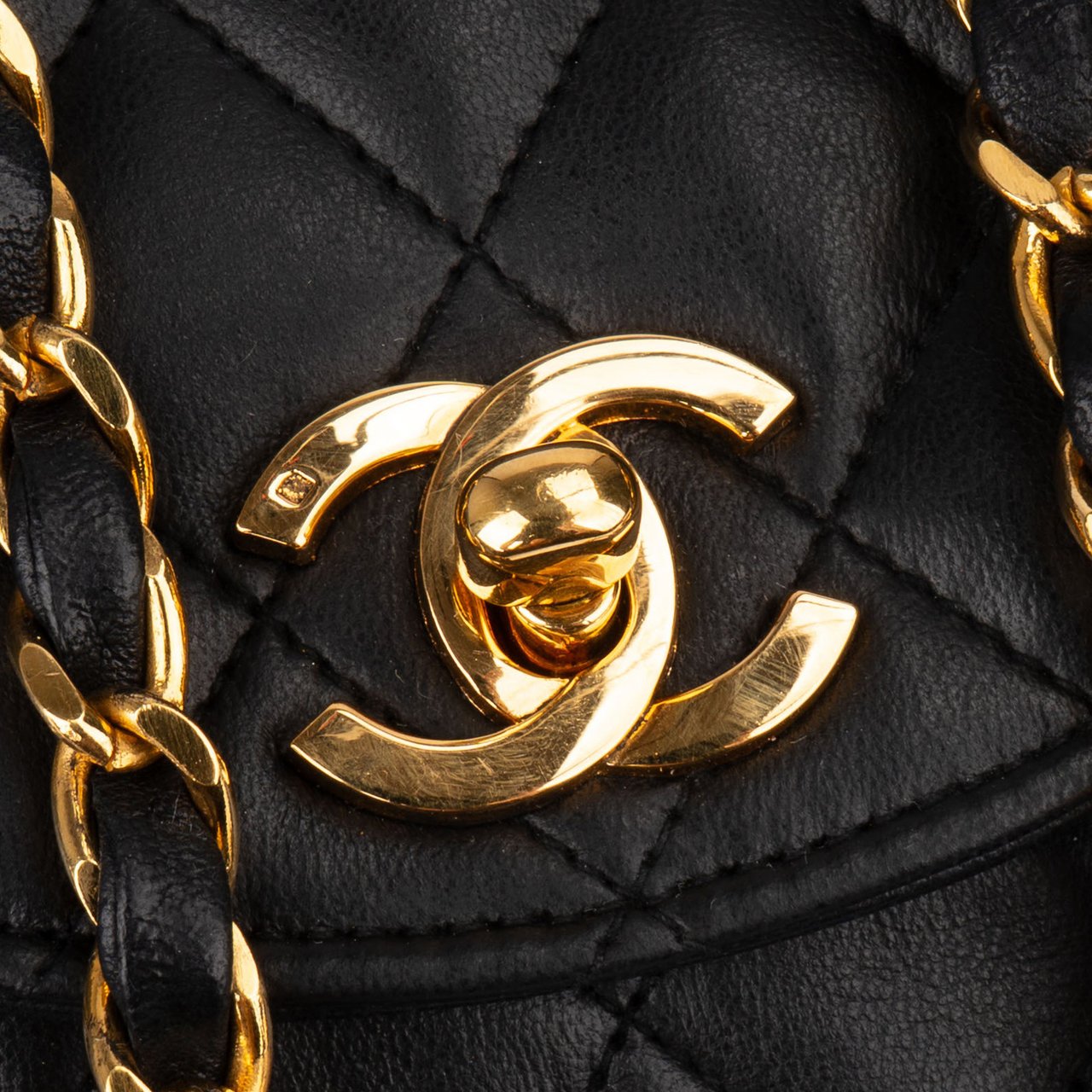Chanel Chanel Quilted Lambskin 24K Gold Single Flap Crossbody Bag Zwart