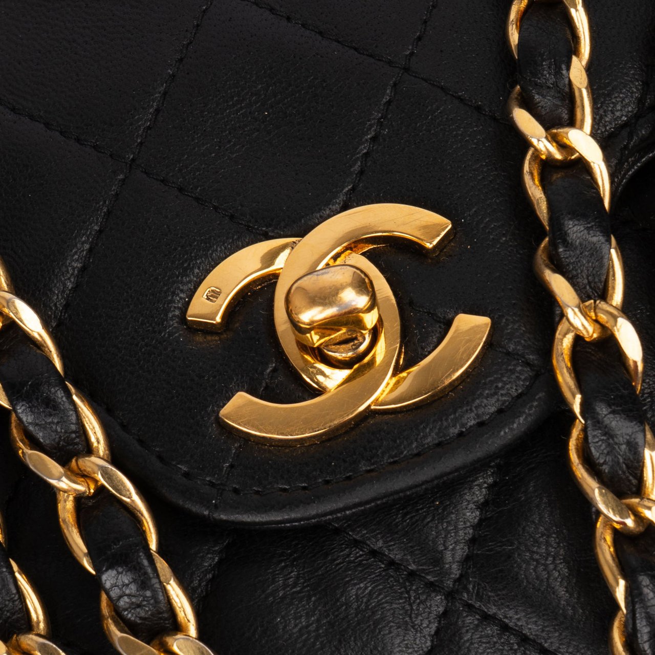 Chanel Chanel Quilted Lambskin 24K Gold Double Flap Crossbody Bag Zwart
