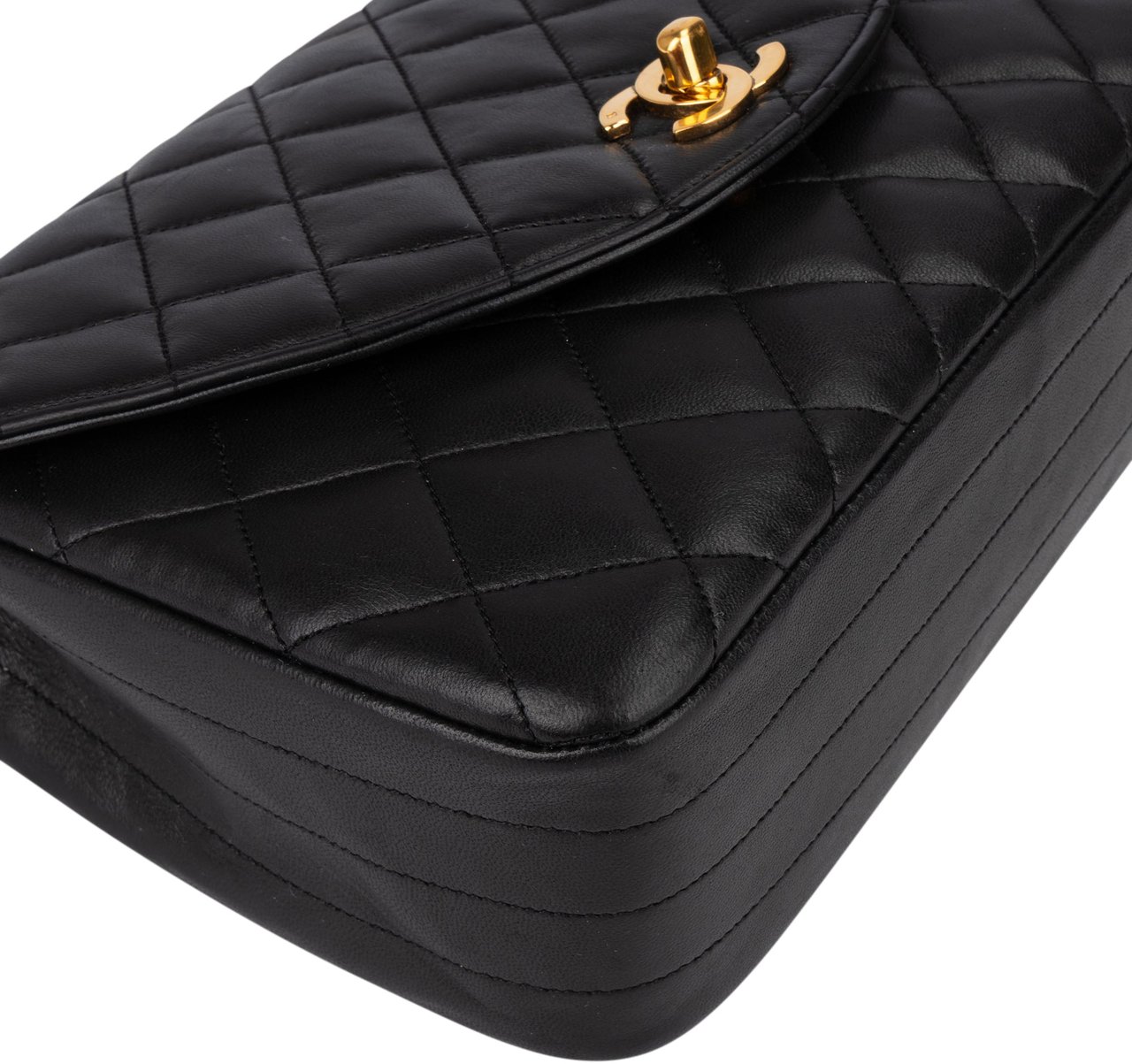 Chanel Chanel Quilted Lambskin 24K Gold Single Flap Crossbody Bag Zwart