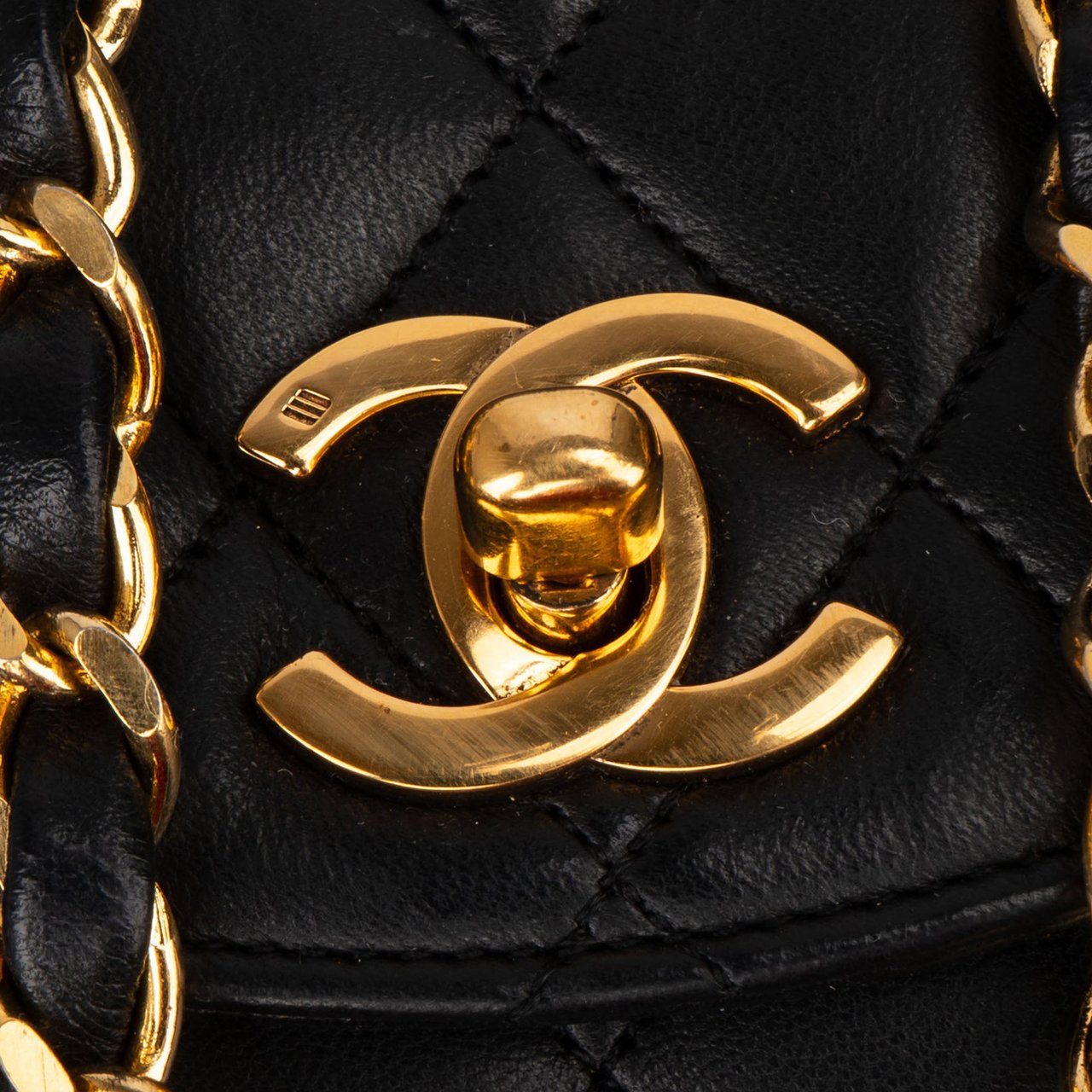 Chanel Chanel Quilted Lambskin 24K Gold Single Flap Crossbody Bag Zwart