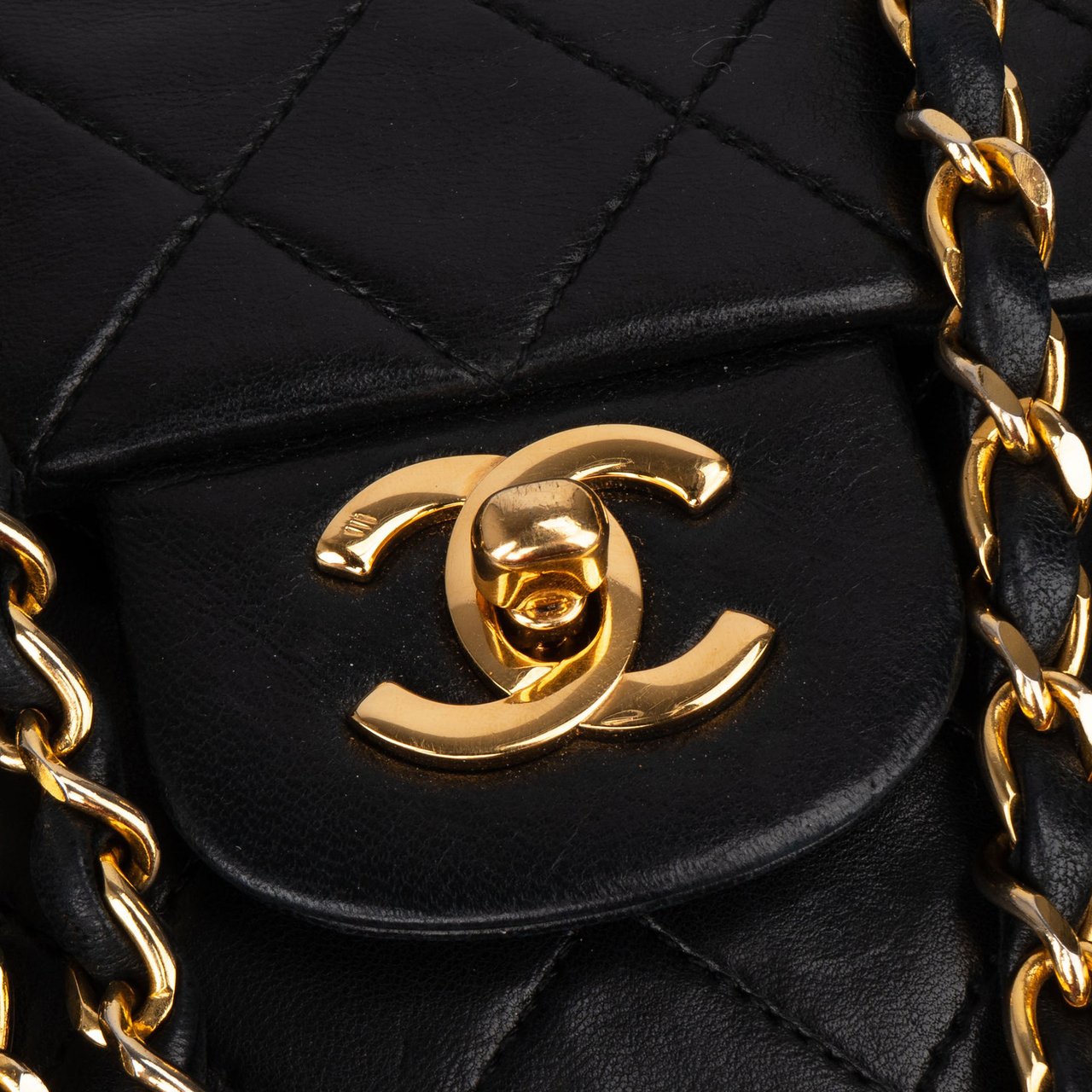 Chanel Chanel Quilted Lambskin 24K Gold Double Flap Shoulder Bag Zwart