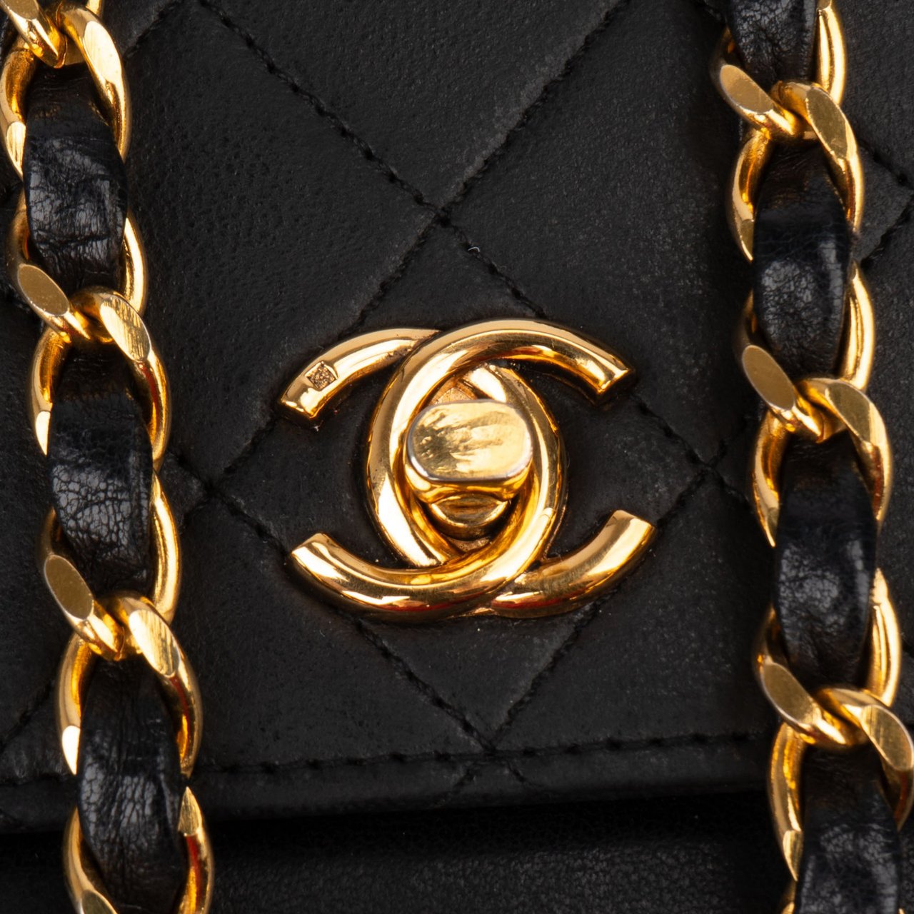 Chanel Chanel Quilted Lambskin 24K Gold Halfmoon Double Flap Crossbody Bag Zwart