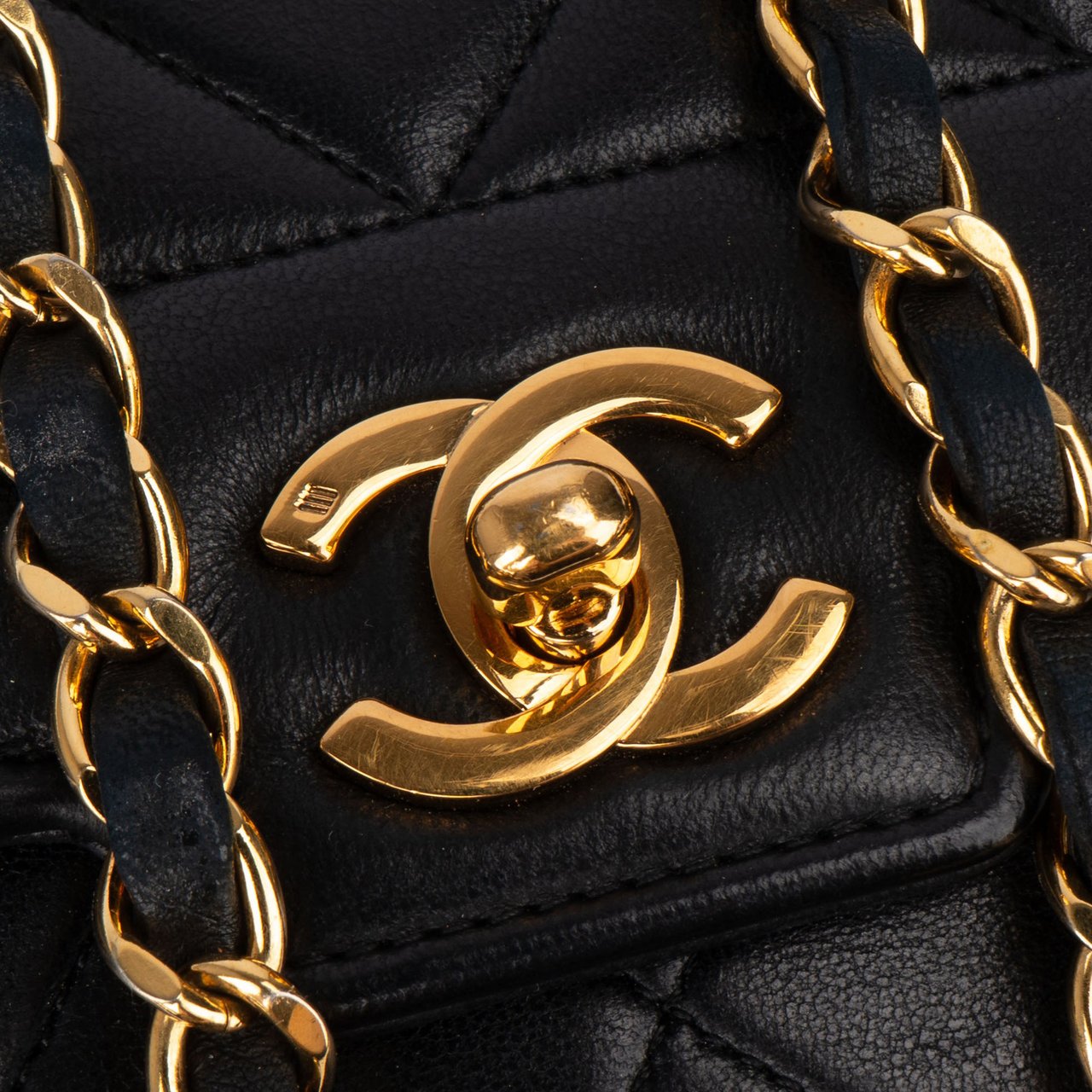 Chanel Chanel Quilted Lambskin 24K Gold Single Flap Crossbody Bag Zwart