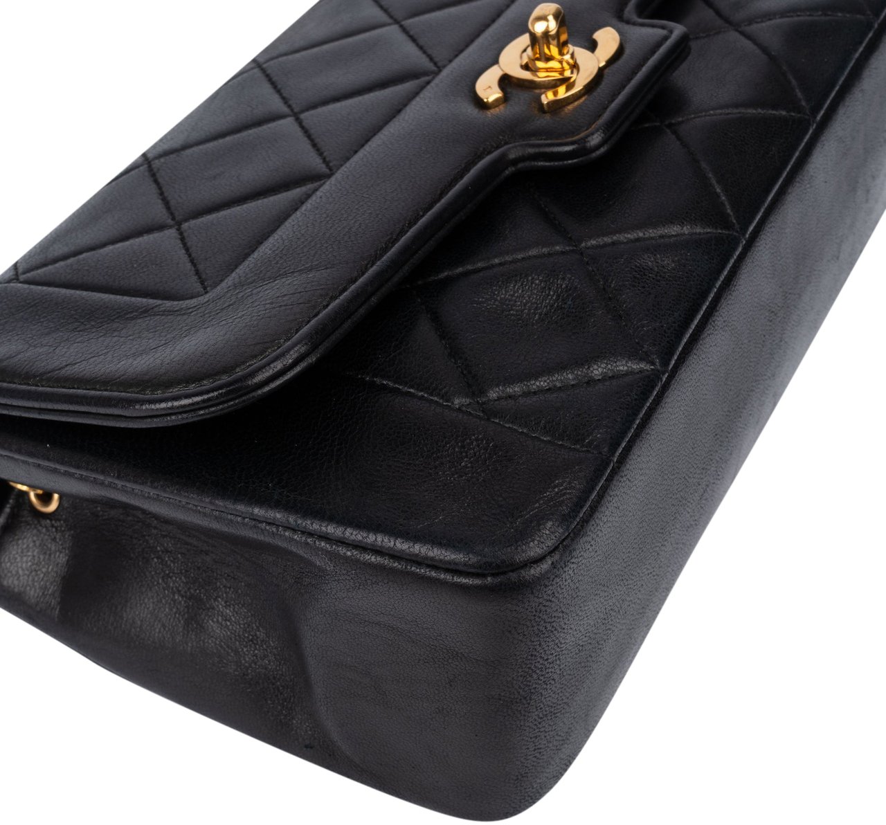 Chanel Chanel Quilted Lambskin 24K Gold Single Flap Crossbody Bag Zwart