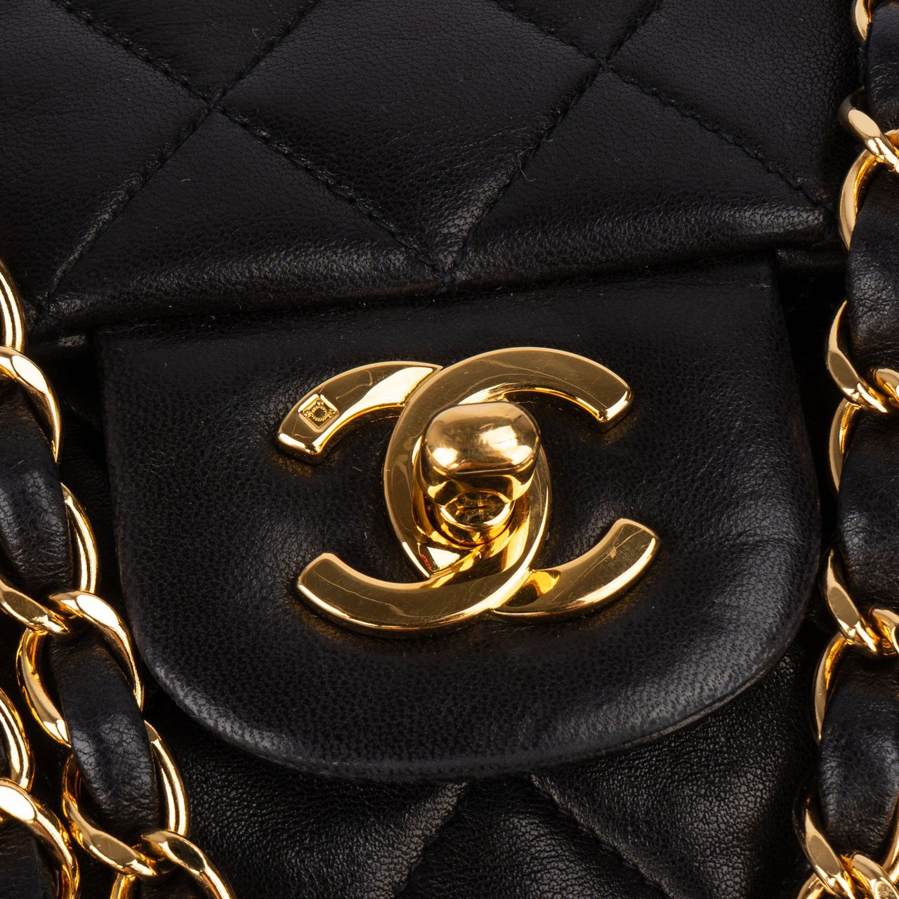 Chanel Chanel Quilted Lambskin 24K Gold Double Flap Crossbody Bag Zwart