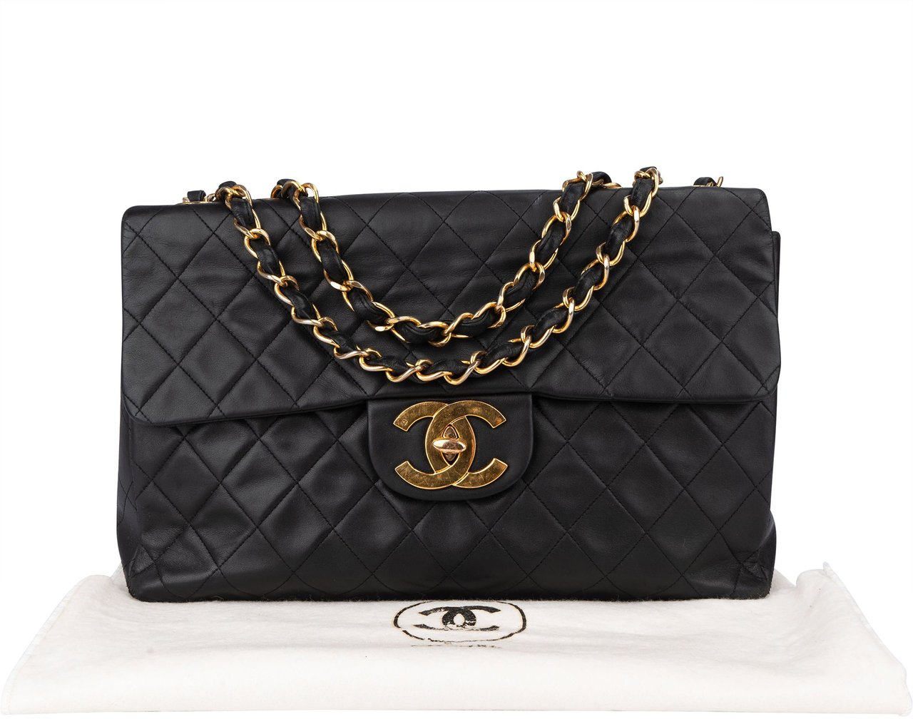 Chanel Chanel Quilted Lambskin 24K Gold Maxi Single Flap Crossbody Bag Zwart