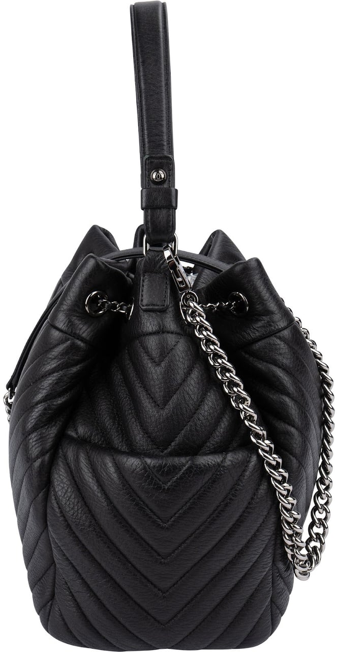 Chanel Chevron Leather Drawstring Crossbody Bag Zwart
