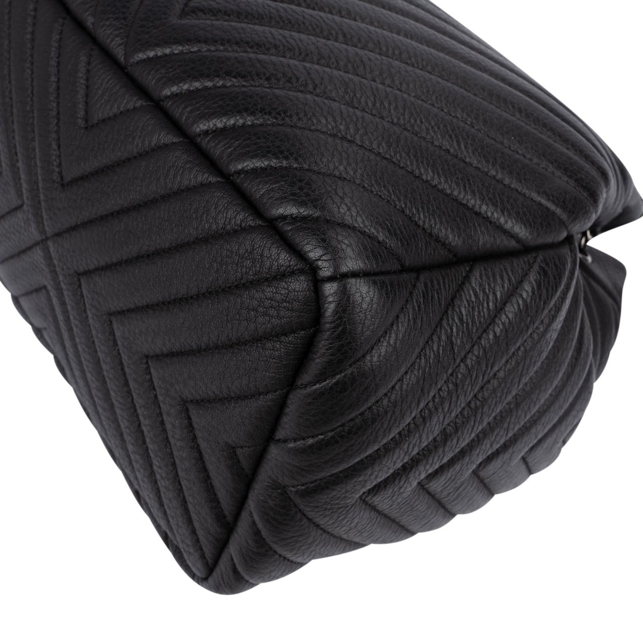 Chanel Chevron Leather Drawstring Crossbody Bag Zwart