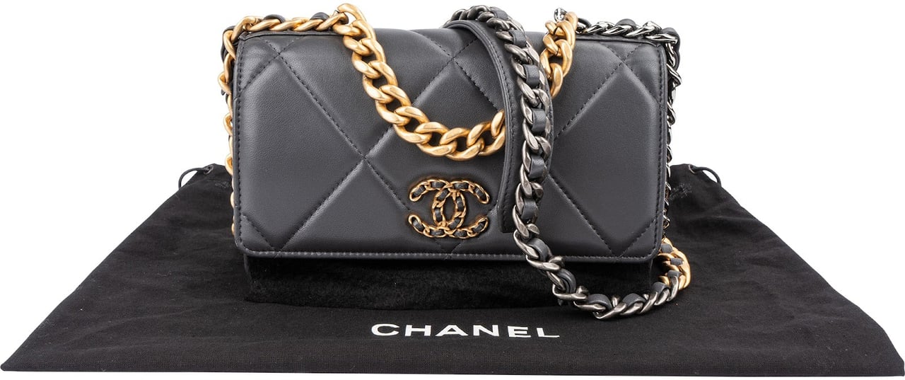 Chanel 19 Quilted Lambskin Chanel Wallet On Chain Crossbody Bag Zwart