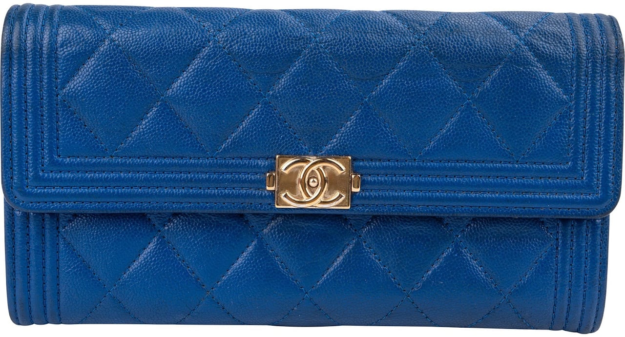 Chanel Quilted Caviar Leather Boy Flap Wallet Blauw