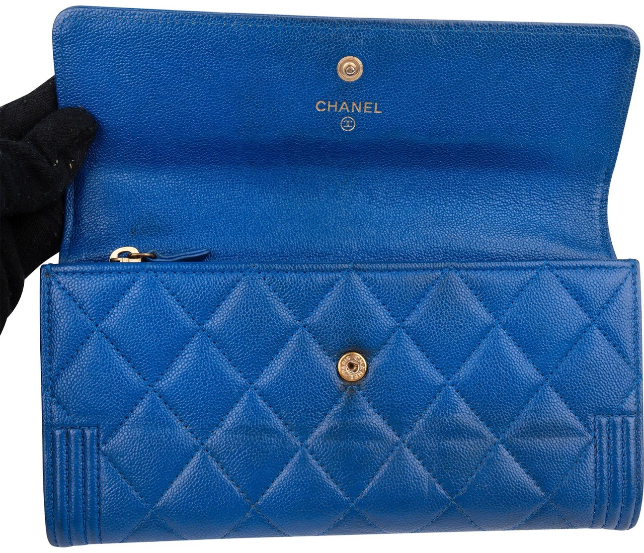 Chanel Quilted Caviar Leather Boy Flap Wallet Blauw