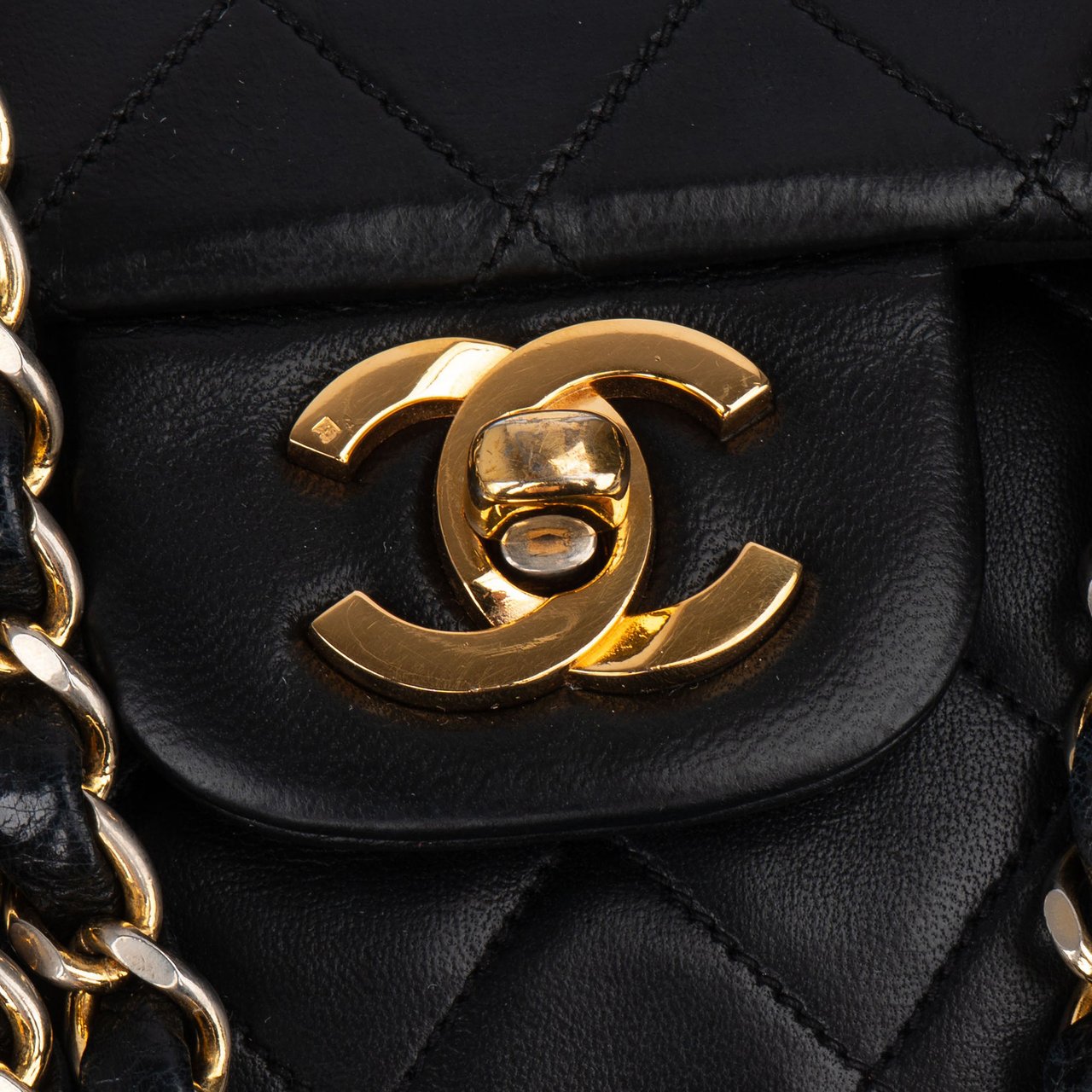 Chanel Chanel Quilted Lambskin 24K Gold Small Double Flap Shoulder Bag Zwart