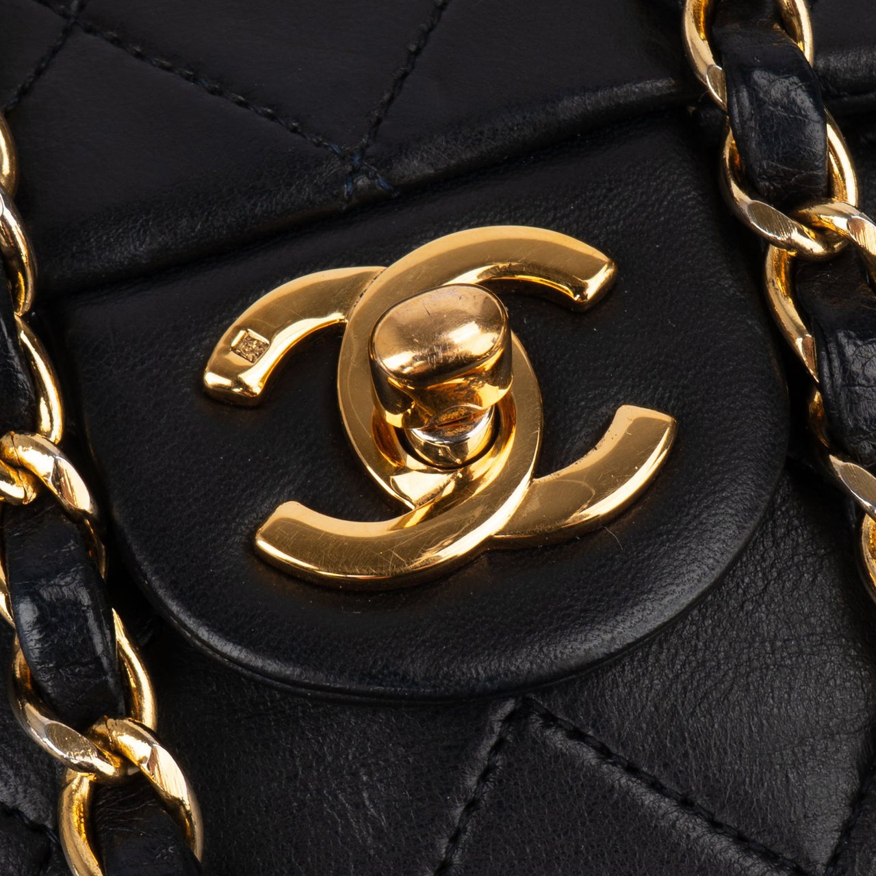 Chanel Chanel Quilted Lambskin 24K Gold Single Flap Crossbody Bag Zwart