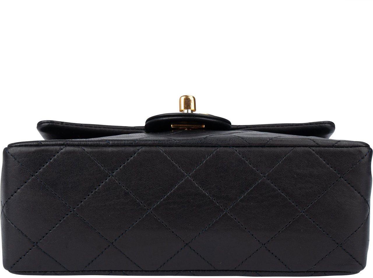 Chanel Chanel Quilted Lambskin 24K Gold Single Flap Crossbody Bag Zwart