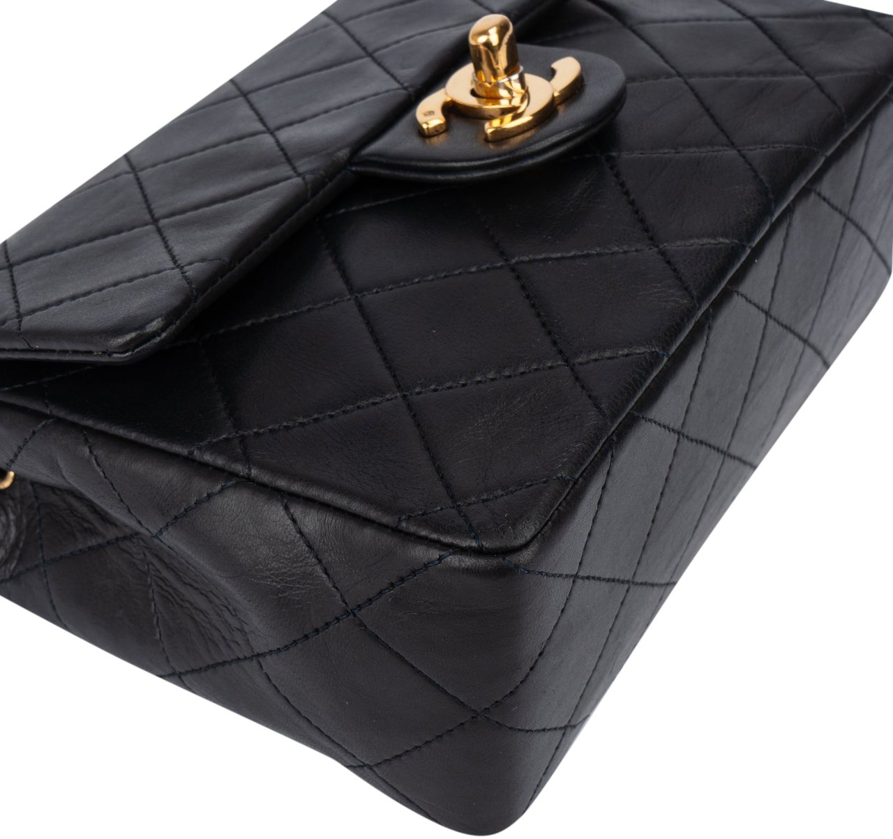 Chanel Chanel Quilted Lambskin 24K Gold Single Flap Crossbody Bag Zwart