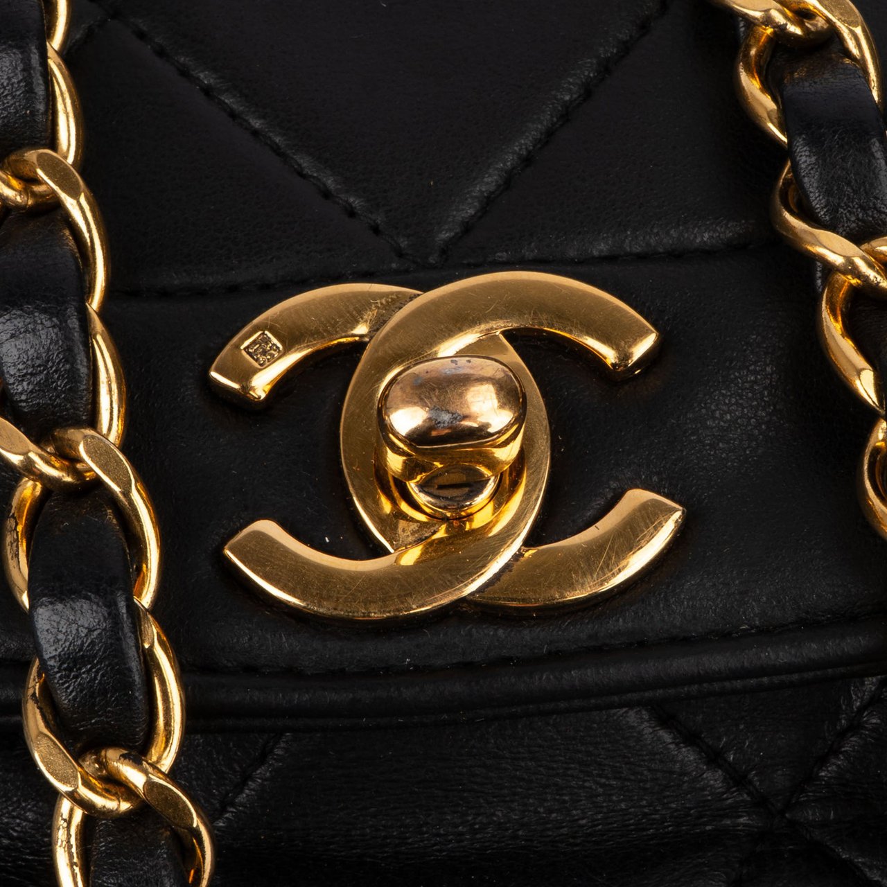 Chanel Chanel Quilted Lambskin 24K Gold Single Flap Crossbody Bag Zwart