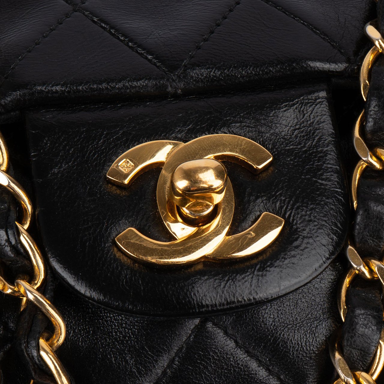 Chanel Chanel Quilted Lambskin 24K Gold Medium Double Flap Crossbody Bag Zwart