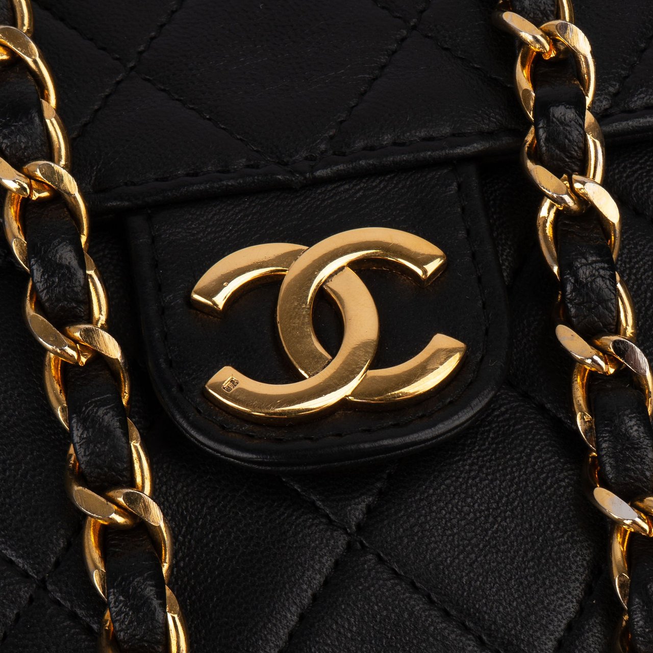 Chanel Chanel Quilted Lambskin 24K Gold Single Flap Shoulder Bag Zwart