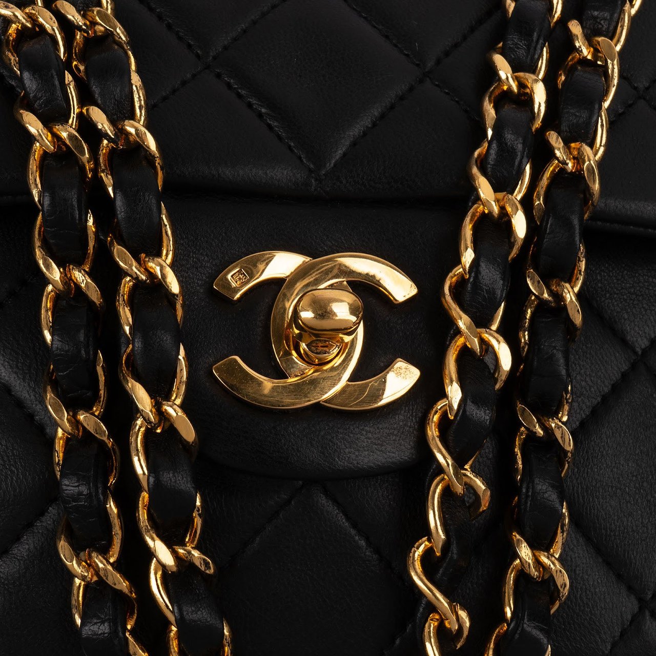 Chanel Quilted Lambskin 24K Gold Medium Double Flap Shoulder Bag Zwart