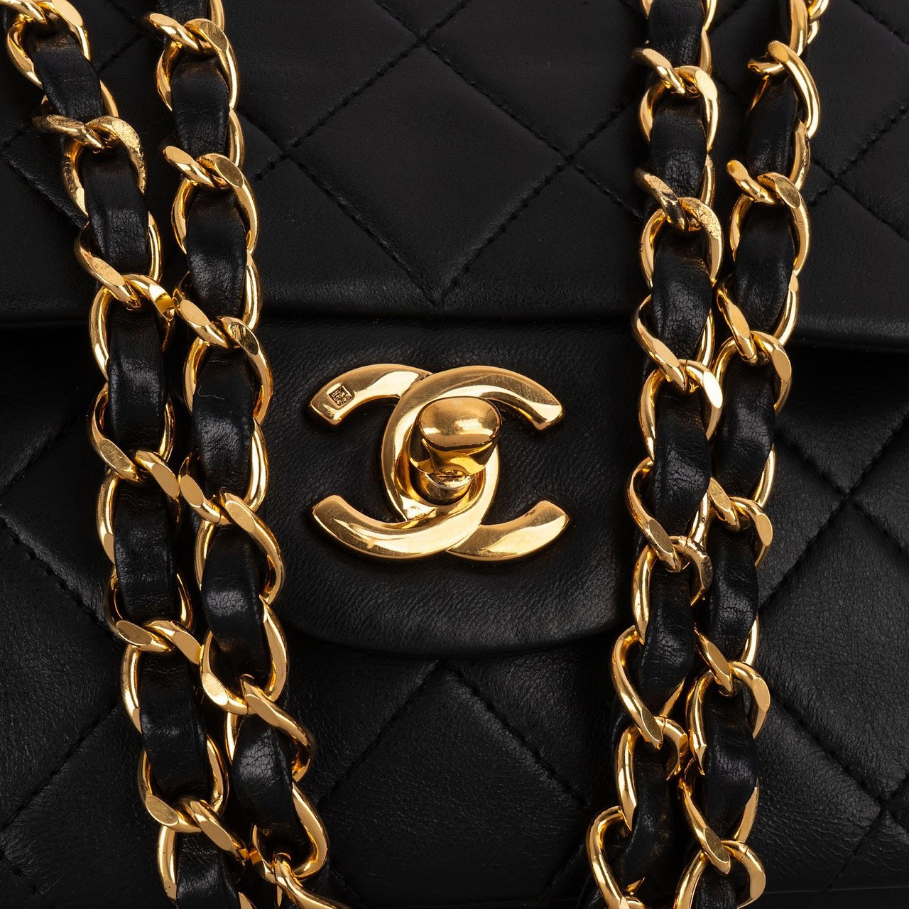 Chanel Quilted Lambskin 24K Gold Medium Double Flap Shoulder Bag Zwart