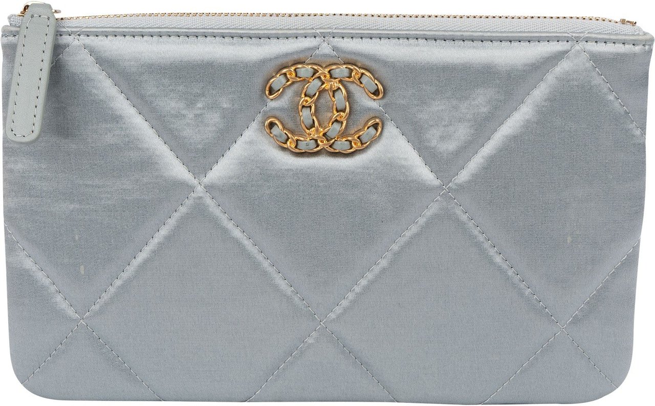 Chanel 19 Quilted Satin Chanel Pouch Accessoires Clutch Lichtblauw