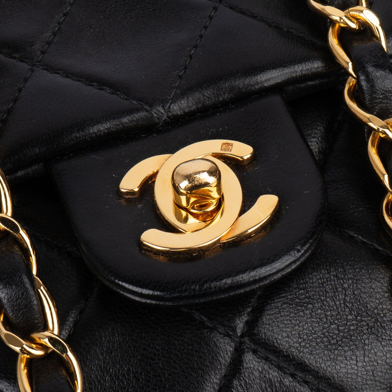 Chanel Chanel Quilted Lambskin 24K Gold Single Flap Crossbody Bag Zwart