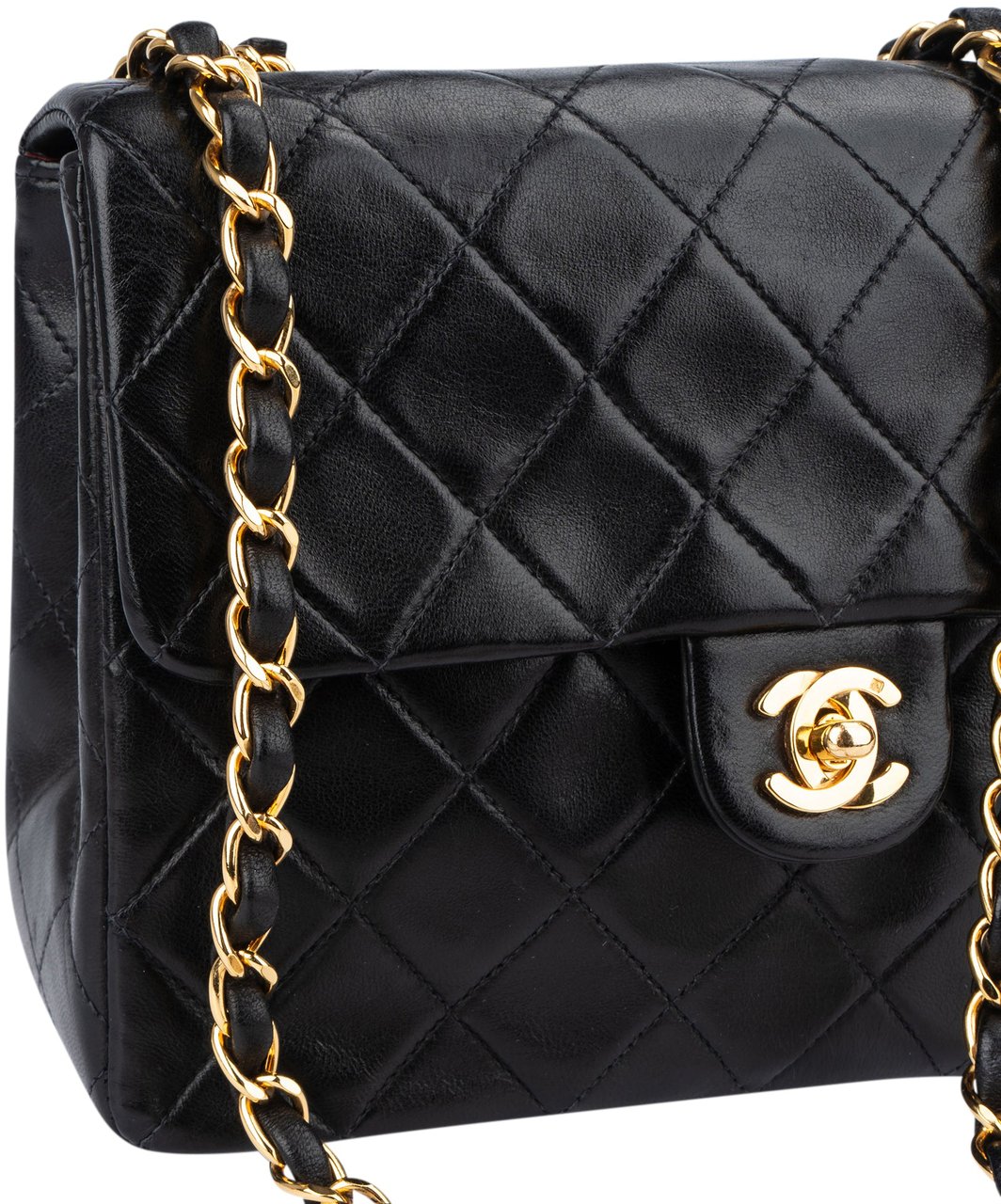 Chanel Chanel Quilted Lambskin 24K Gold Single Flap Crossbody Bag Zwart